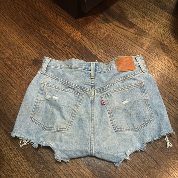 Levi’s denim shorts - Picture 3 of 3